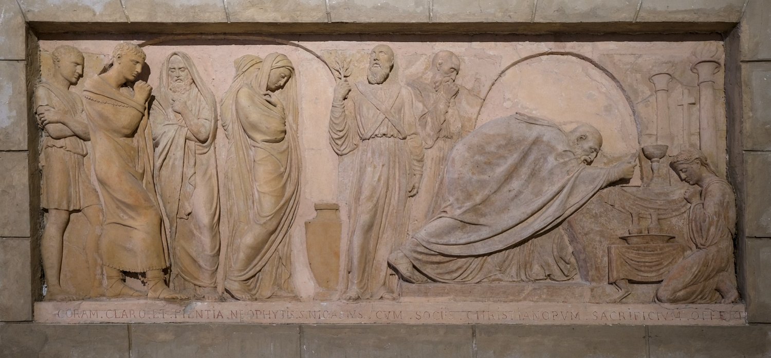 Chapelle centrale - Bas relief Gauche (Saint Nicaise clébrant la messe devant Clair et Pience)